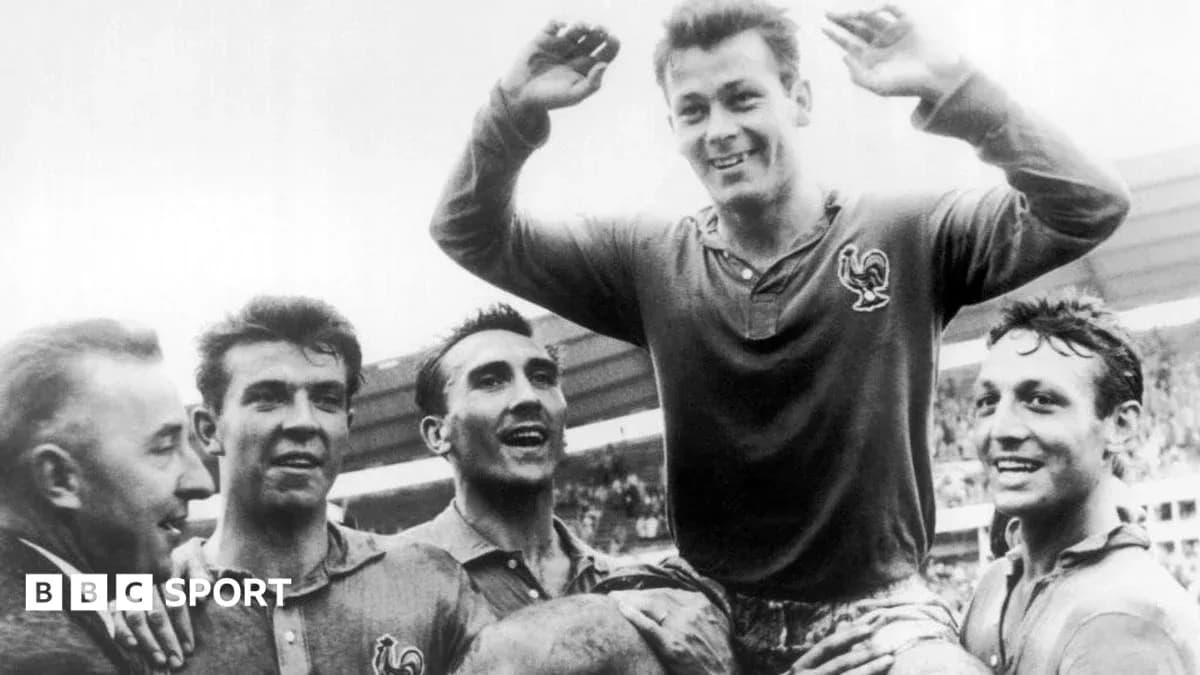 Jugadores franceses celebrando victoria con un compañero levantado