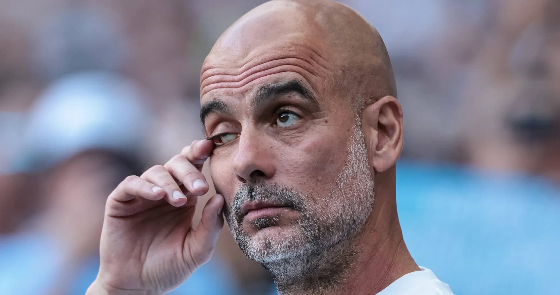 Entrenador en la banca durante el partido