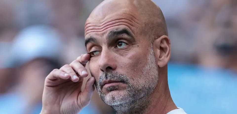 Entrenador en la banca durante el partido