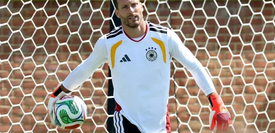 Portero sosteniendo balón en entrenamiento de fútbol