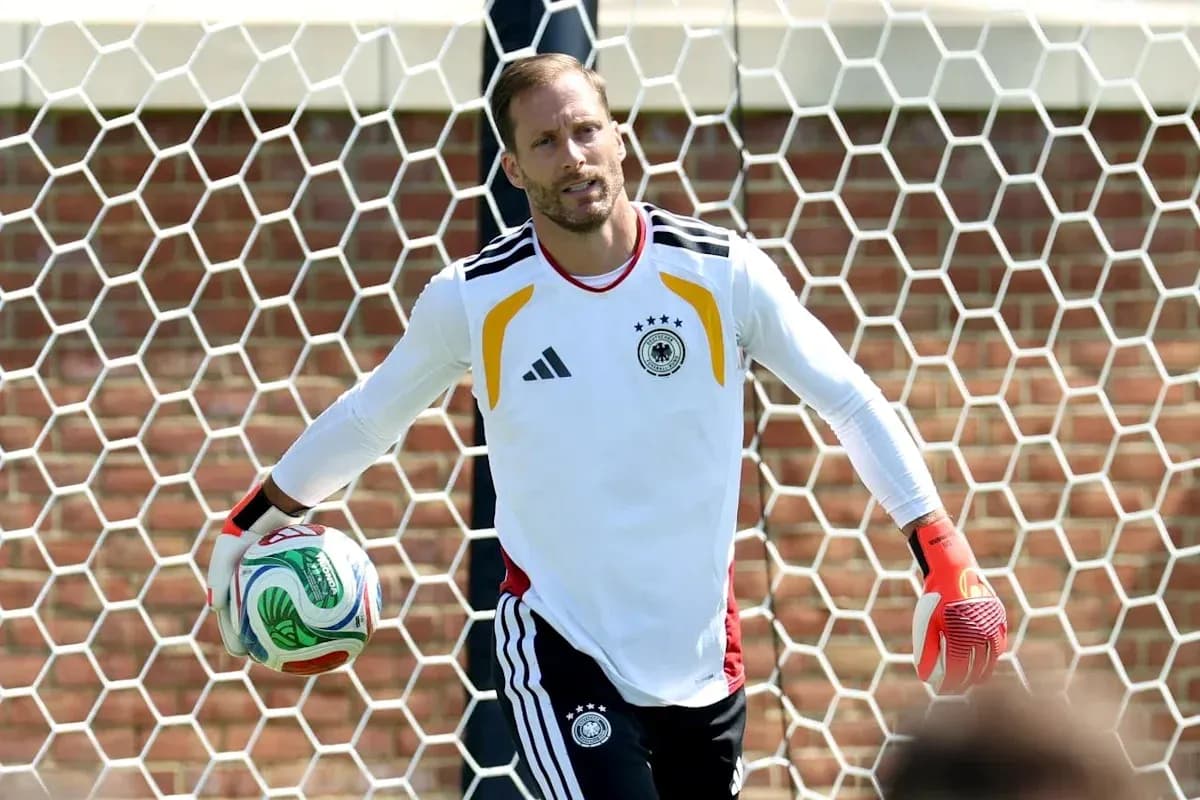 Portero sosteniendo balón en entrenamiento de fútbol