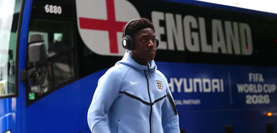 Jugador de Inglaterra caminando hacia autobús oficial