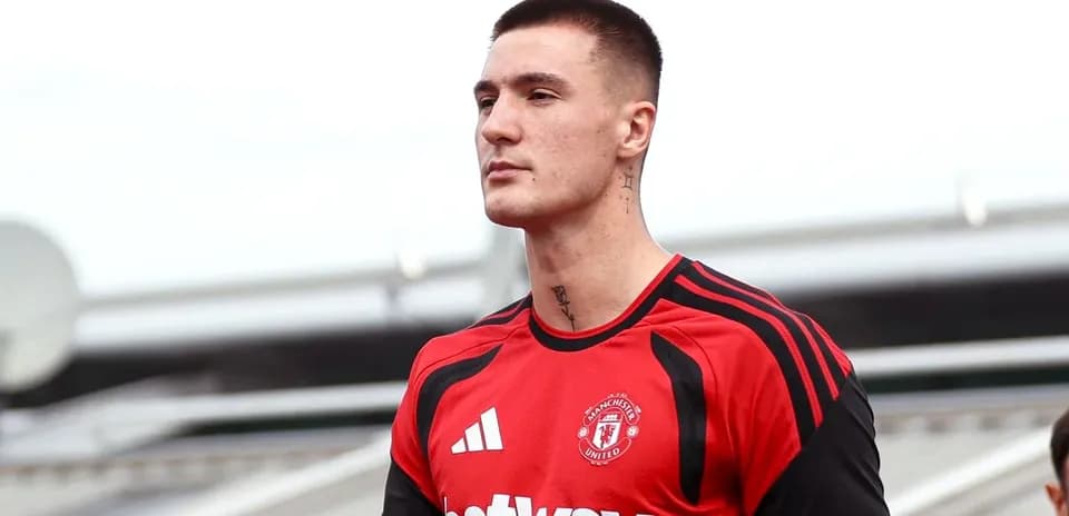 Jugador de Manchester United en camiseta roja