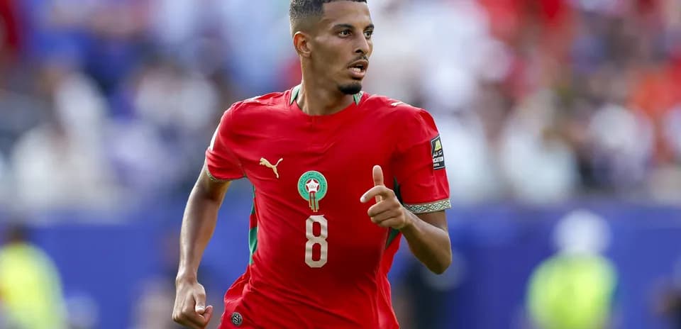 Jugador de Marruecos corriendo en el campo