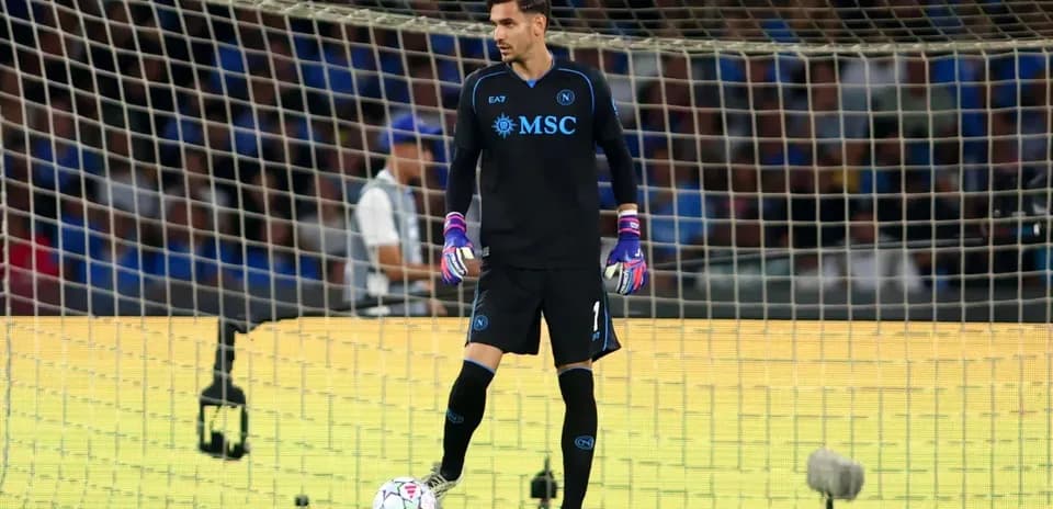 Portero de Napoli preparado en el área de gol