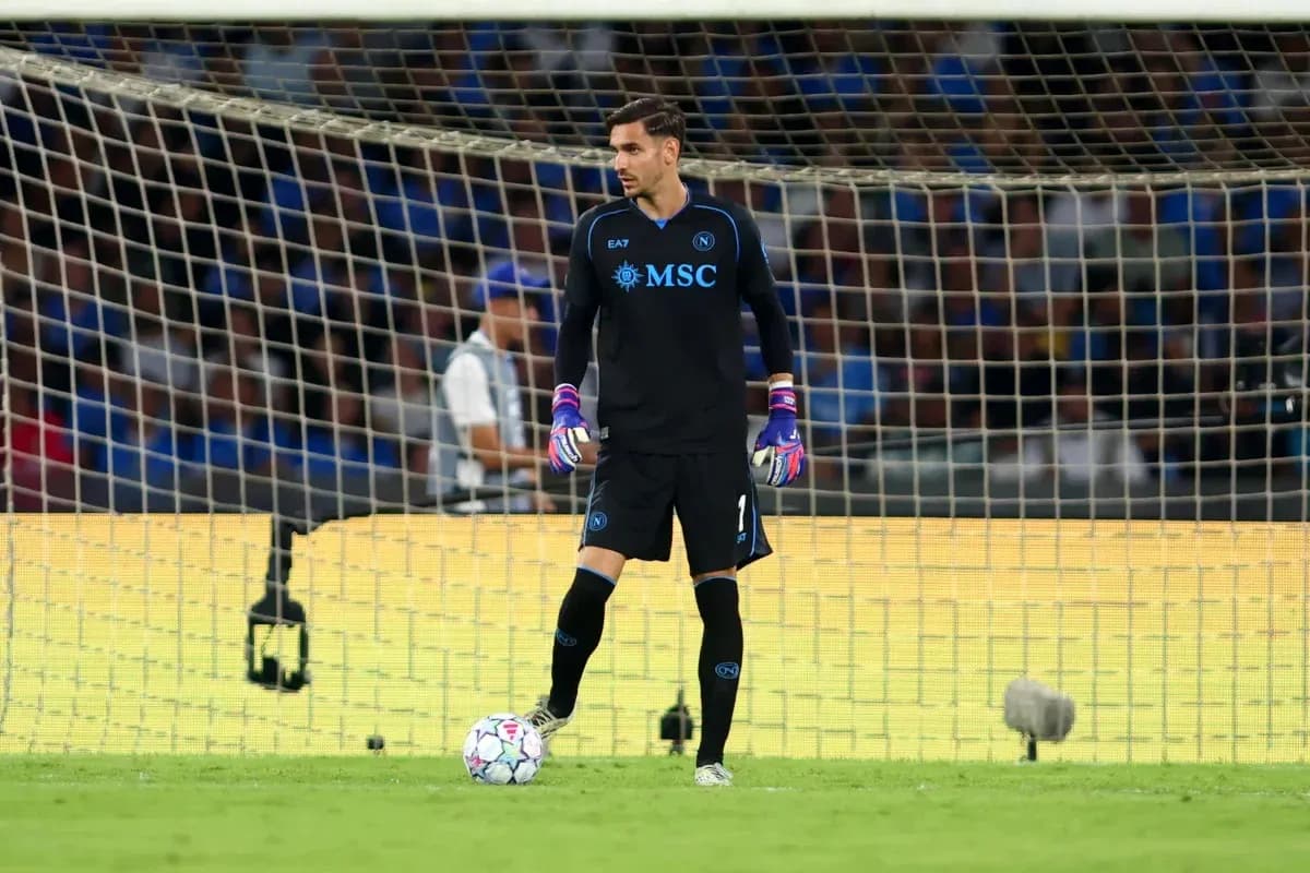 Portero de Napoli preparado en el área de gol