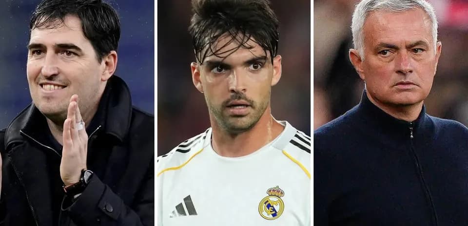 Tres hombres en diferentes atuendos de fútbol