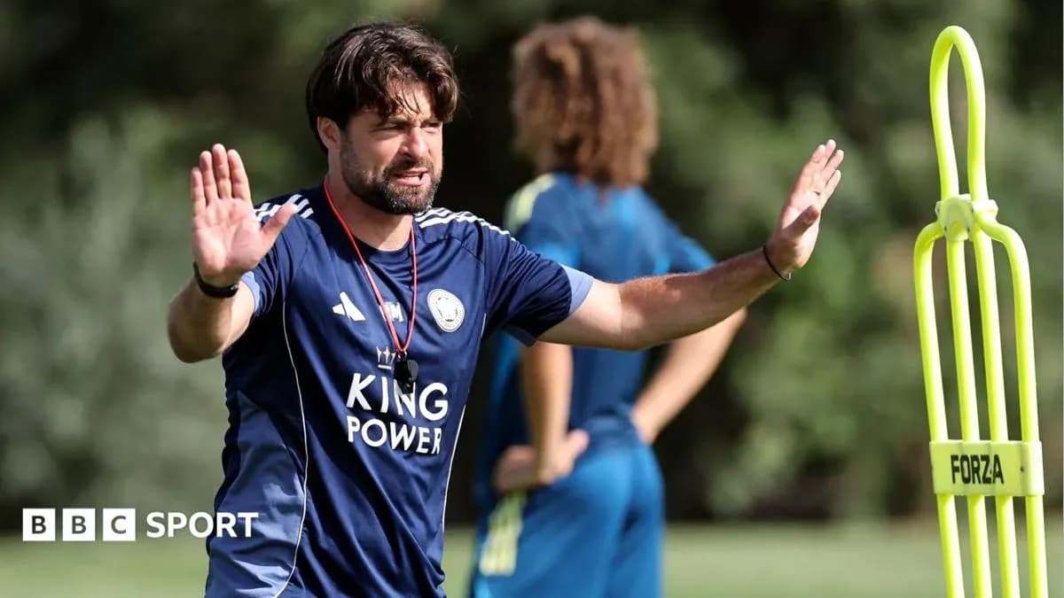Entrenador dirigiendo la sesión de entrenamiento