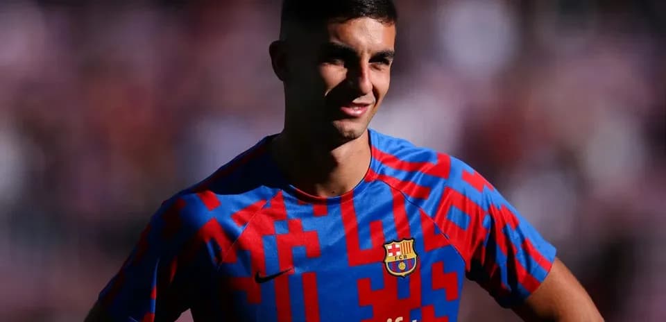 Jugador del FC Barcelona posando con camiseta