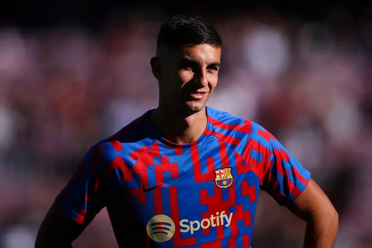 Jugador del FC Barcelona posando con camiseta