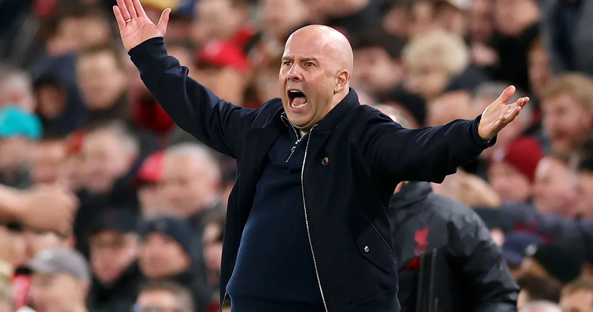 Entrenador gesticulando durante un partido de fútbol