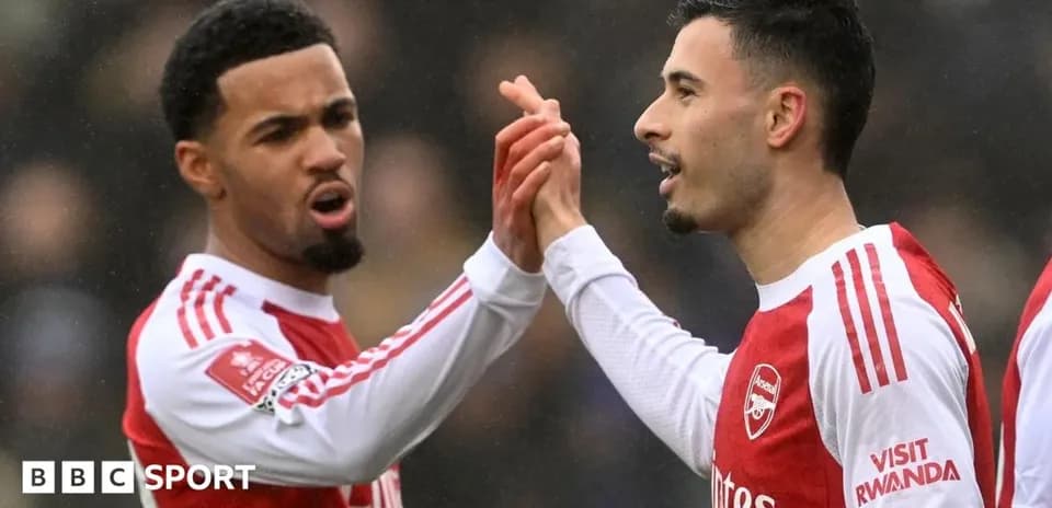 Jugadores de Arsenal celebrando un gol juntos