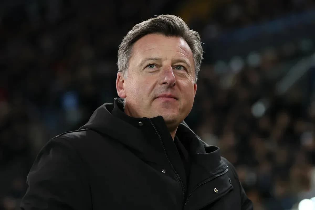 Entrenador observando el partido desde la línea lateral
