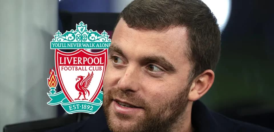 Hombre hablando con logo del Liverpool de fondo