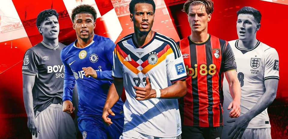 Cinco futbolistas en sus camisetas de clubes nacionales