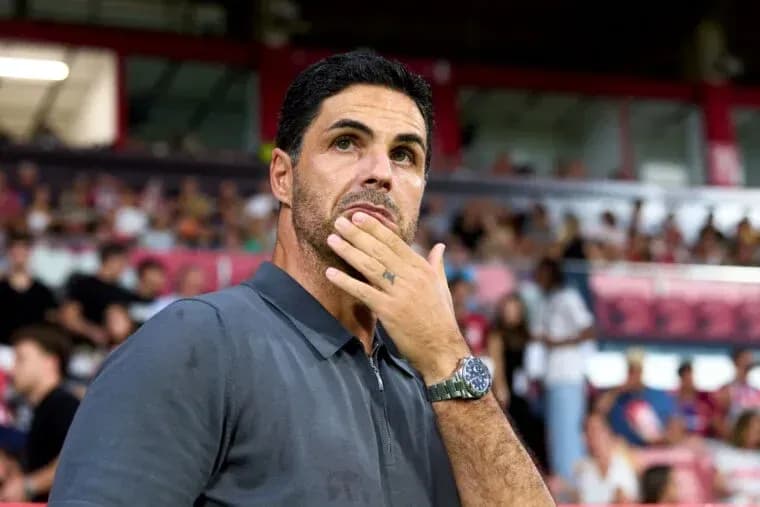 Entrenador observando el partido desde la banda