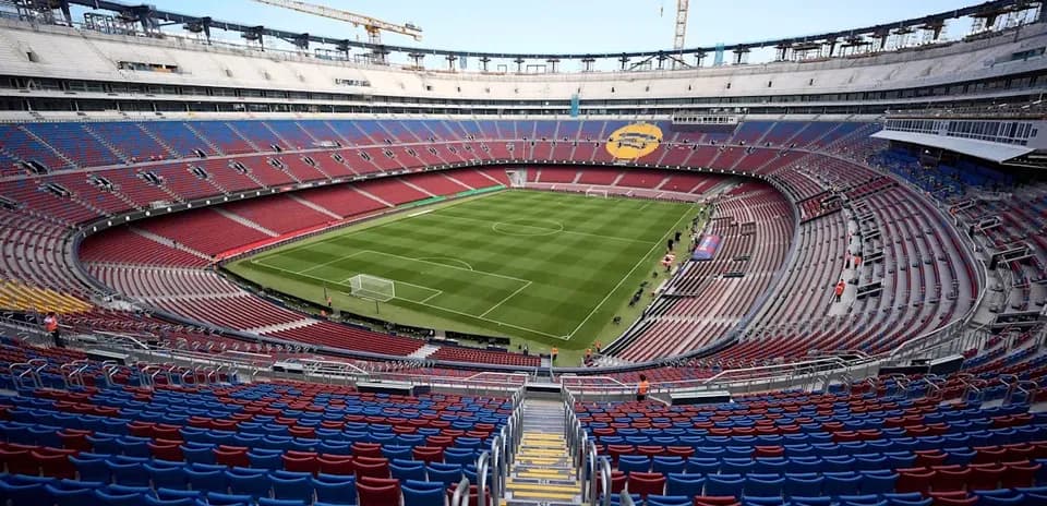Vista del campo en el estadio en construcción