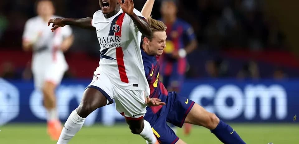 Jugador de PSG cayendo tras falta de jugador de Barcelona