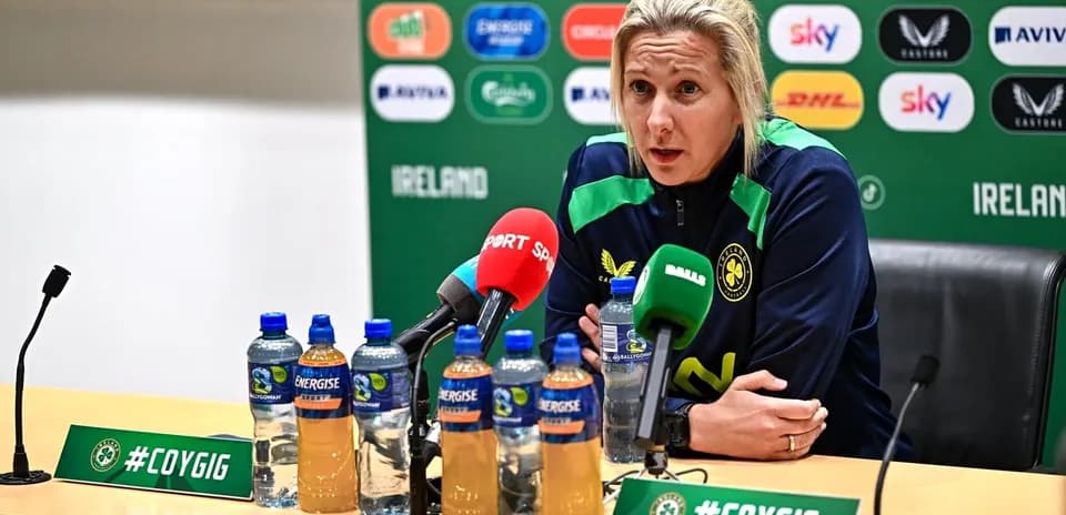 Entrenadora hablando en conferencia de prensa