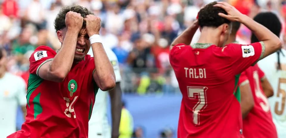 Jugadores de Marruecos lamentándose durante el partido