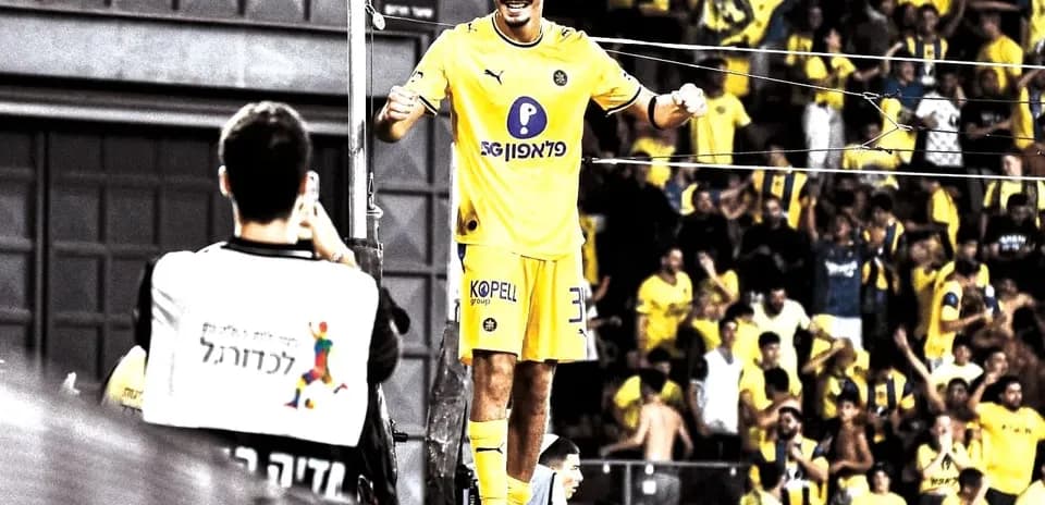 Jugador de Maccabi Tel Aviv celebrando con la afición