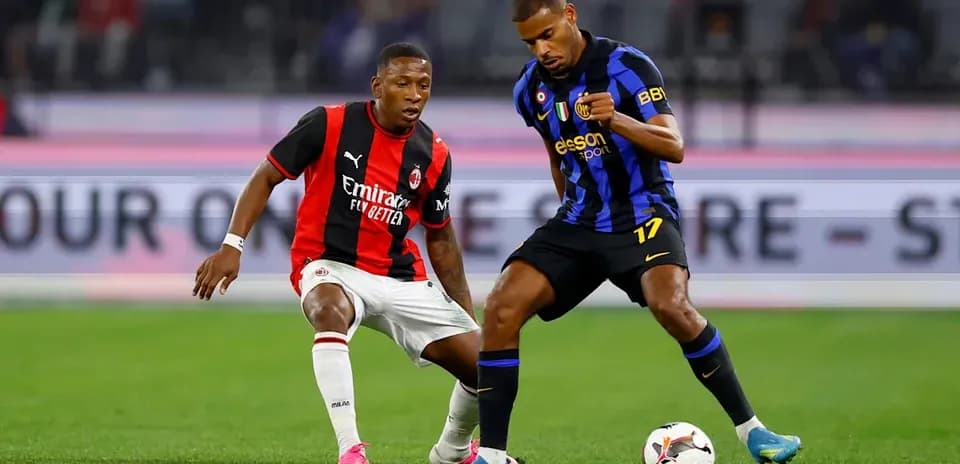 Jugadores de AC Milan e Inter de Milán compiten por el balón