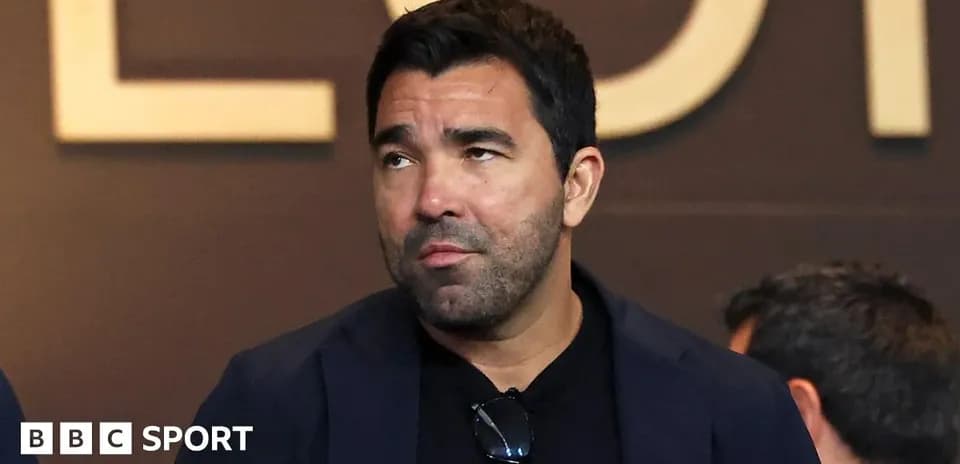 Hombre sentado en un evento deportivo observando