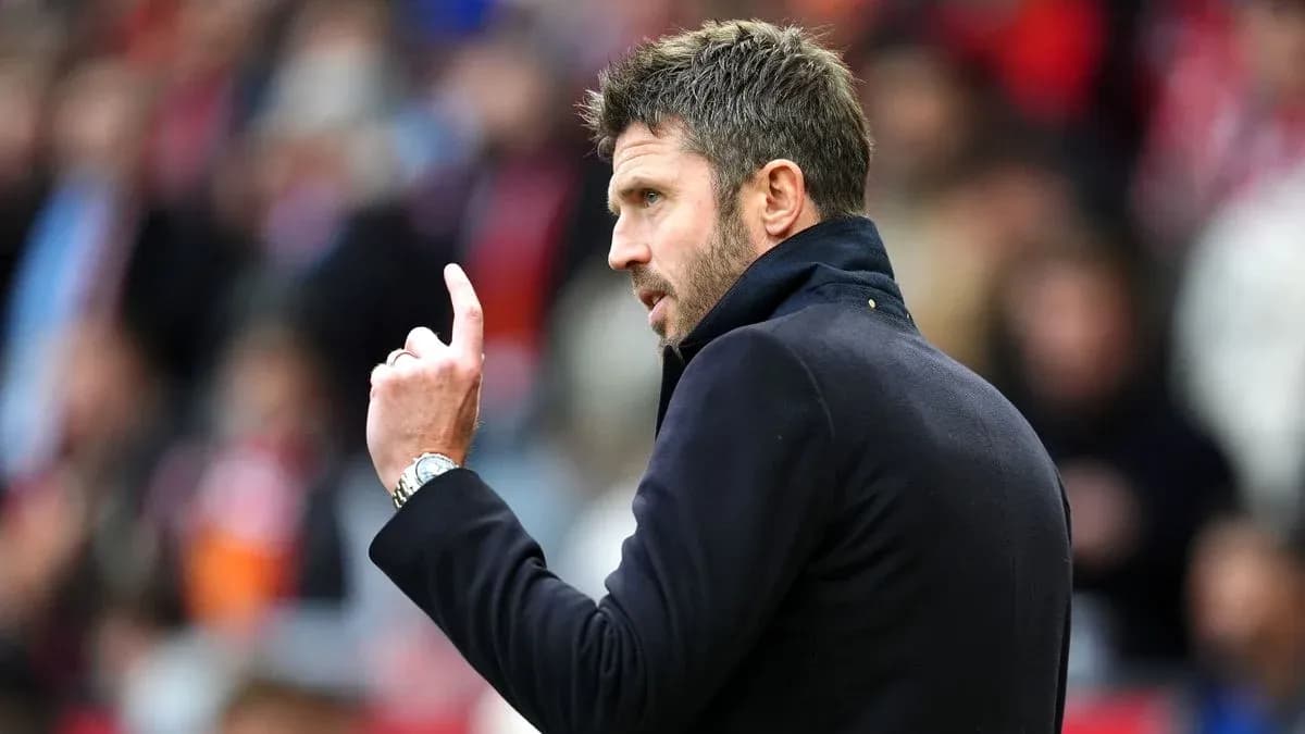 Entrenador dando instrucciones durante el partido