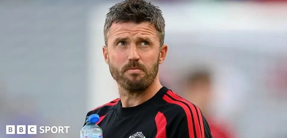 Entrenador sosteniendo botella de agua en campo