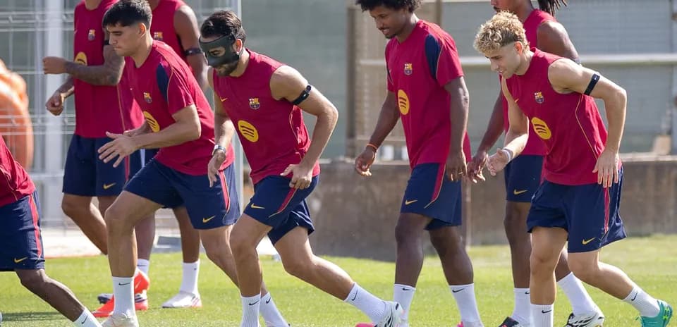 Jugadores del FC Barcelona entrenando en el campo