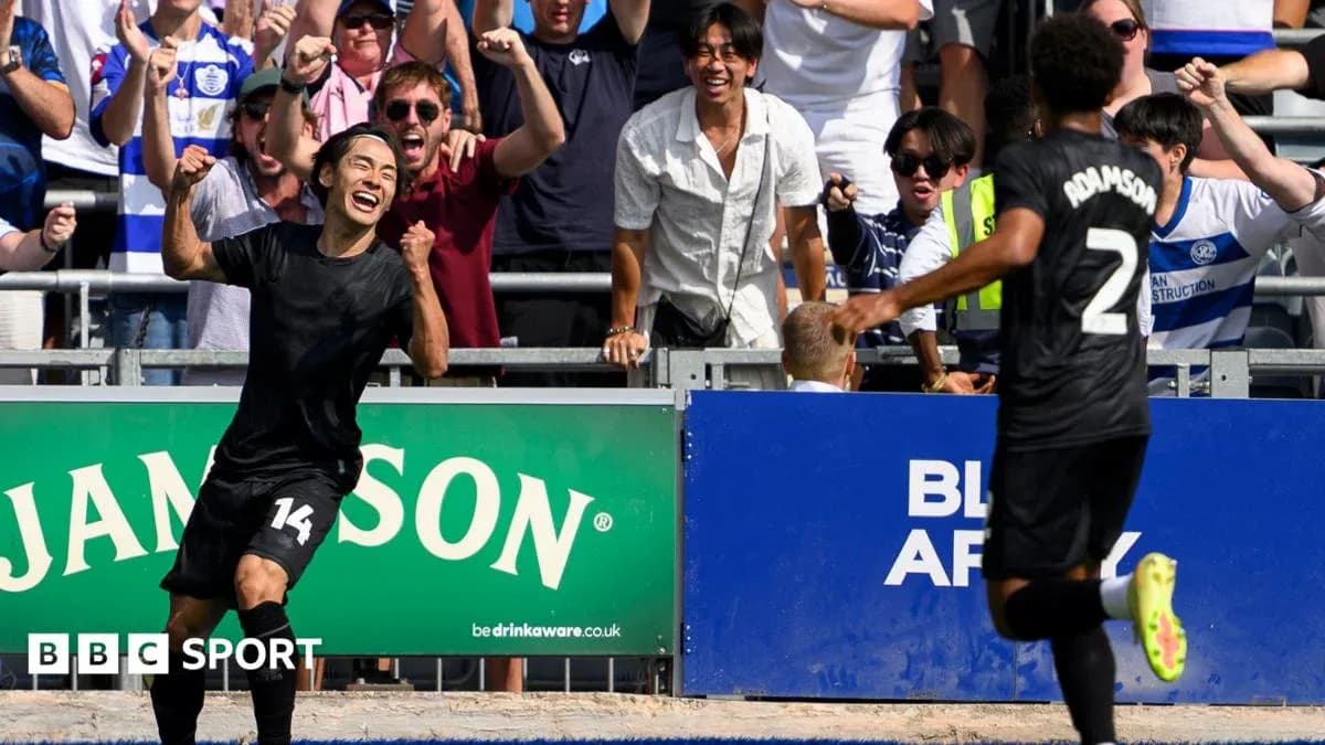 Jugador celebrando gol con aficionados en el fondo