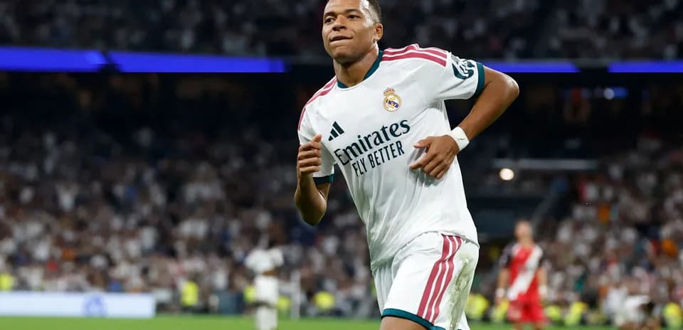 Jugador de Real Madrid corriendo en el estadio