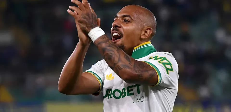 Jugador aplaudiendo a la afición en el estadio