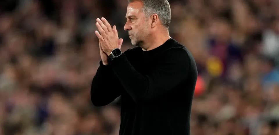 Entrenador aplaudiendo en el banquillo del estadio