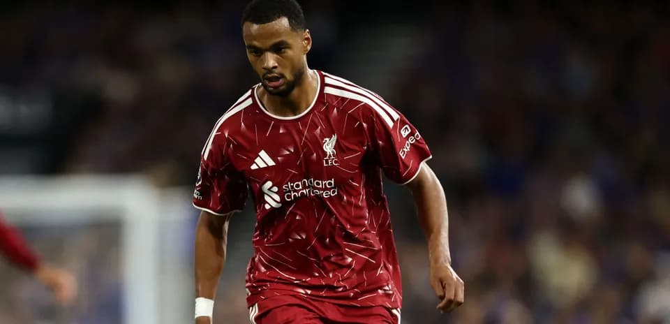 Jugador de Liverpool corriendo durante un partido