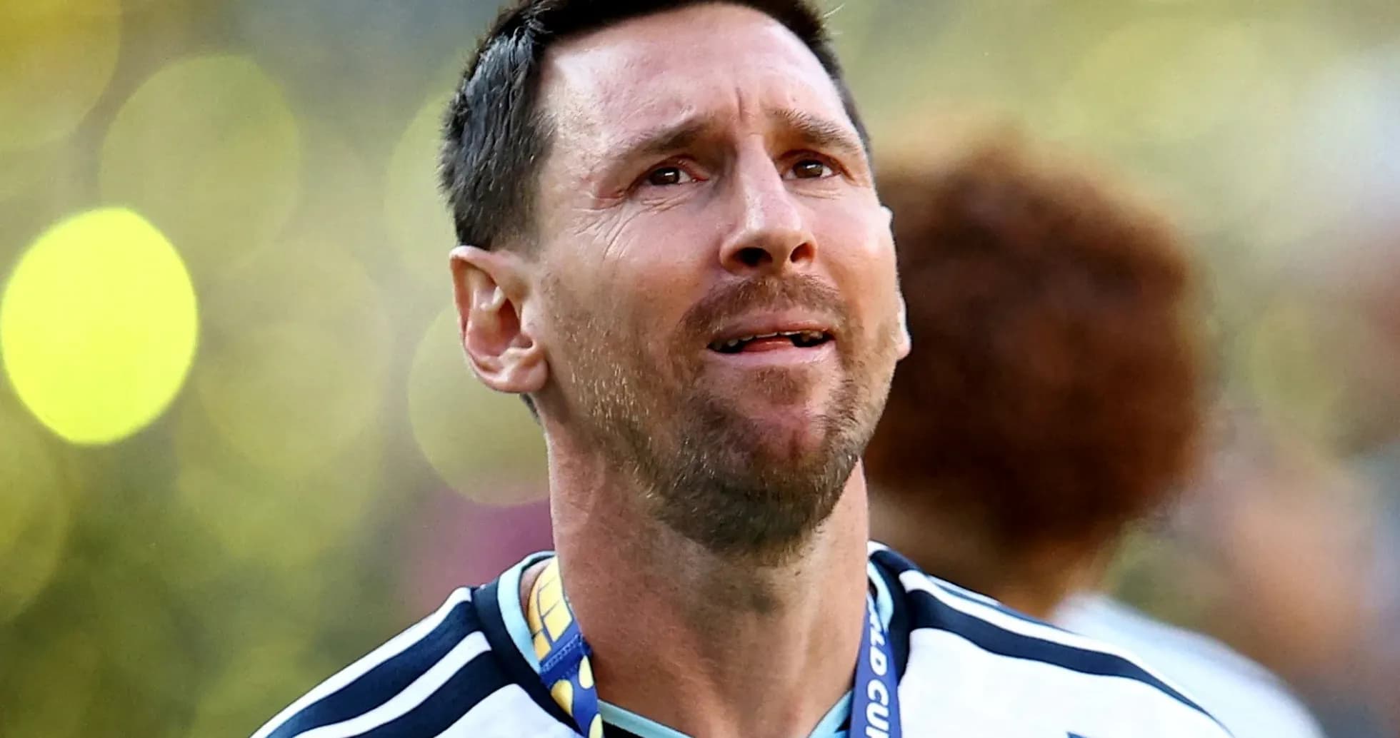 Jugador con medalla de campeón en celebración