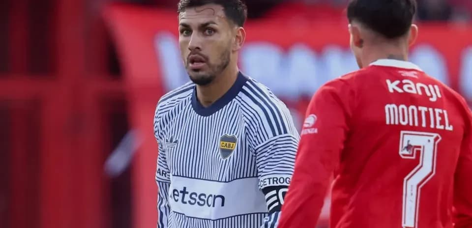 Jugadores de Boca Juniors y Independiente en acción