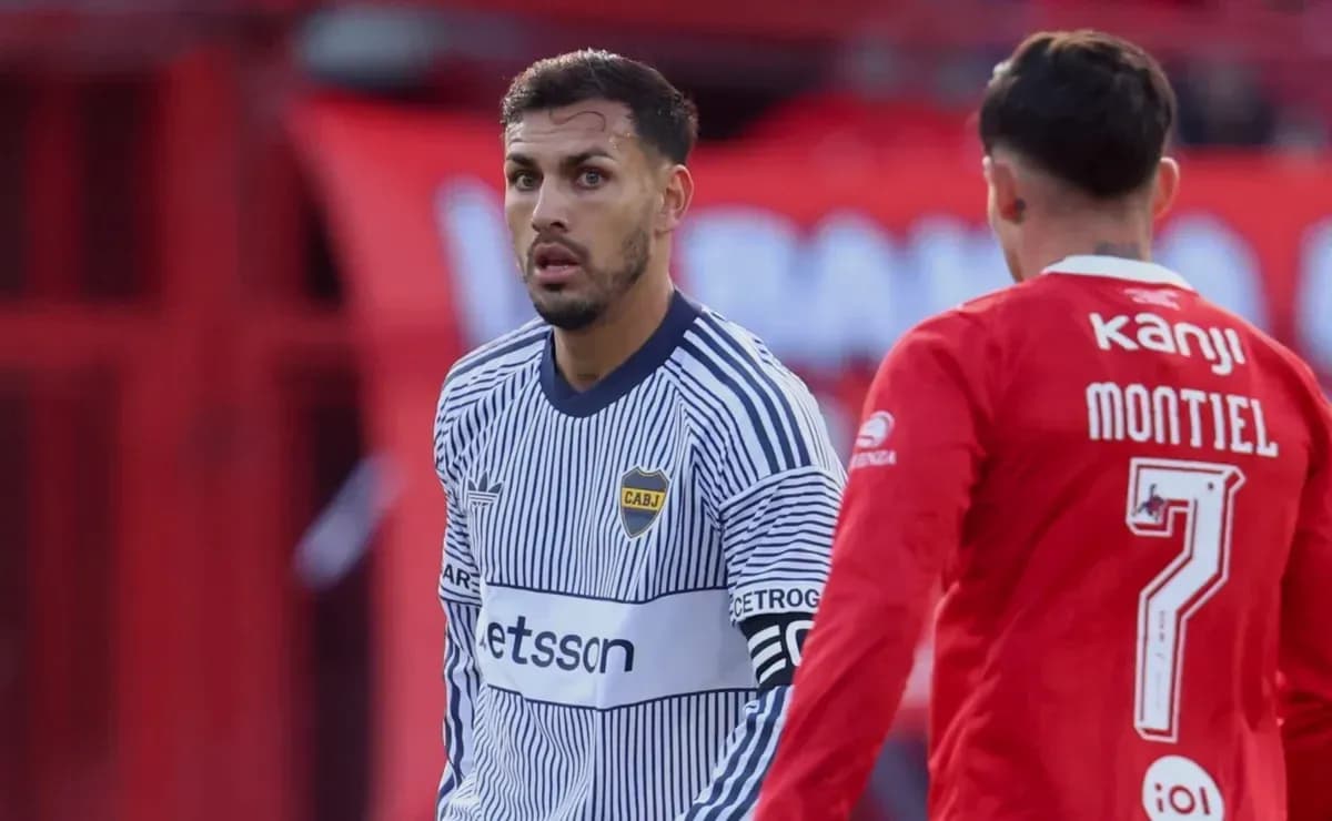 Jugadores de Boca Juniors y Independiente en acción