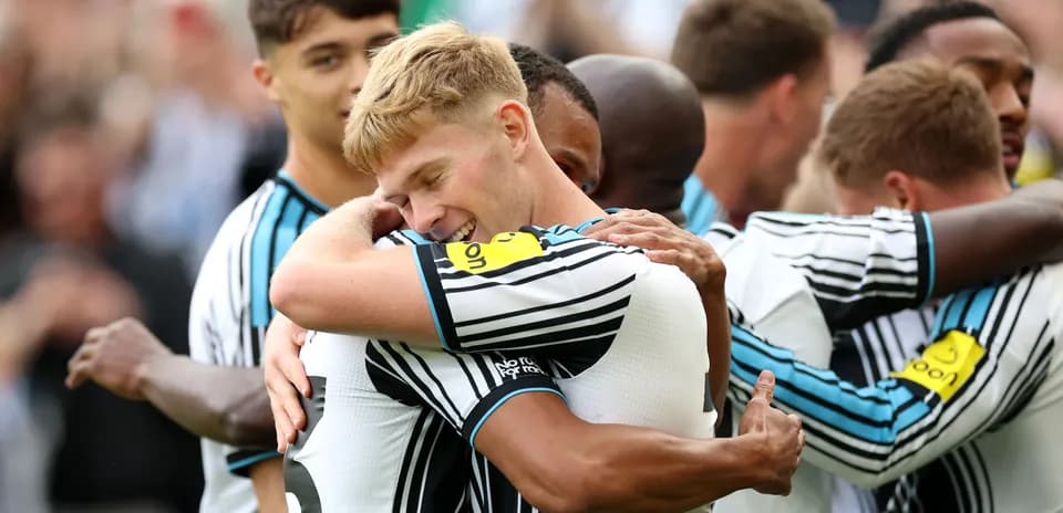 Jugadores de Newcastle celebrando un gol con abrazos