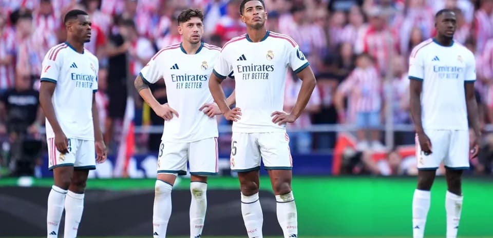 Jugadores de Real Madrid en el campo tras jugada