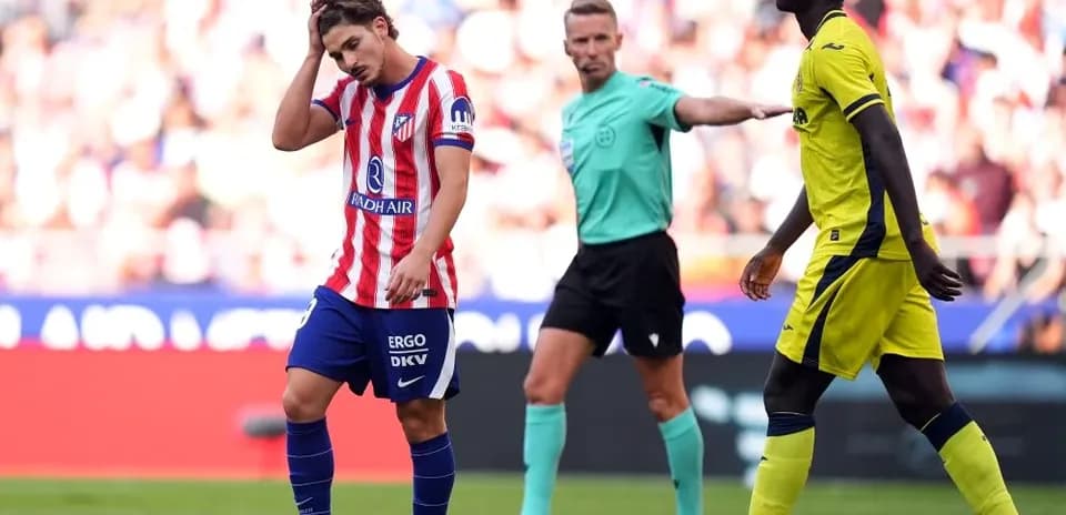 Jugador de Atlético de Madrid se siente frustrado durante partido