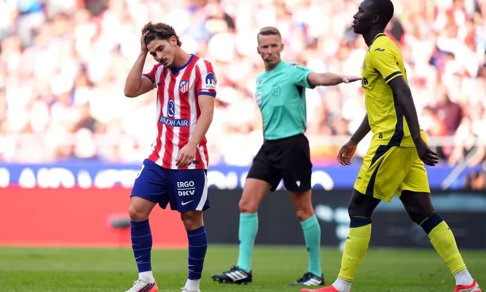 Jugador de Atlético de Madrid se siente frustrado durante partido