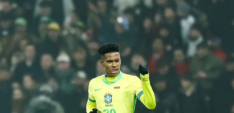Jugador de Brasil celebrando en partido con aficionados