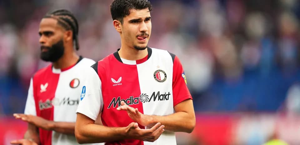 Jugador de Feyenoord en el campo durante el partido