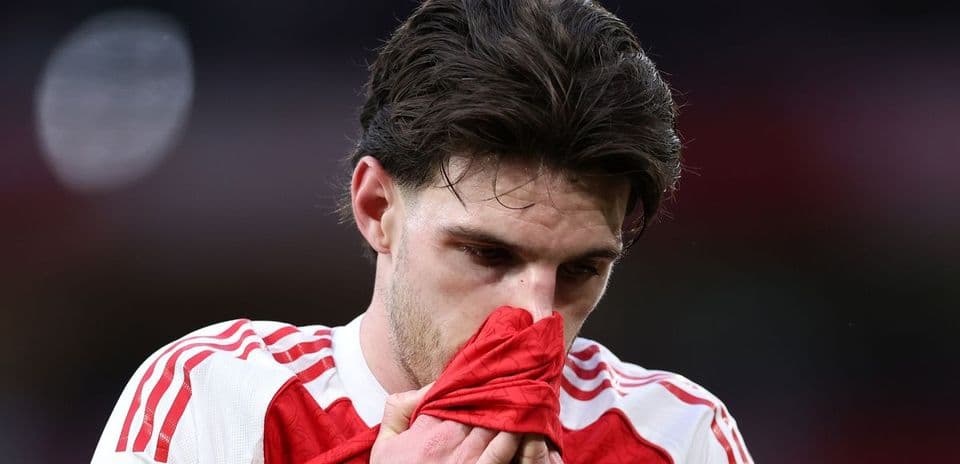 Jugador sosteniendo su camiseta con expresión pensativa