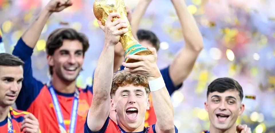 Jugadores de España celebrando con el trofeo de la Copa del Mundo