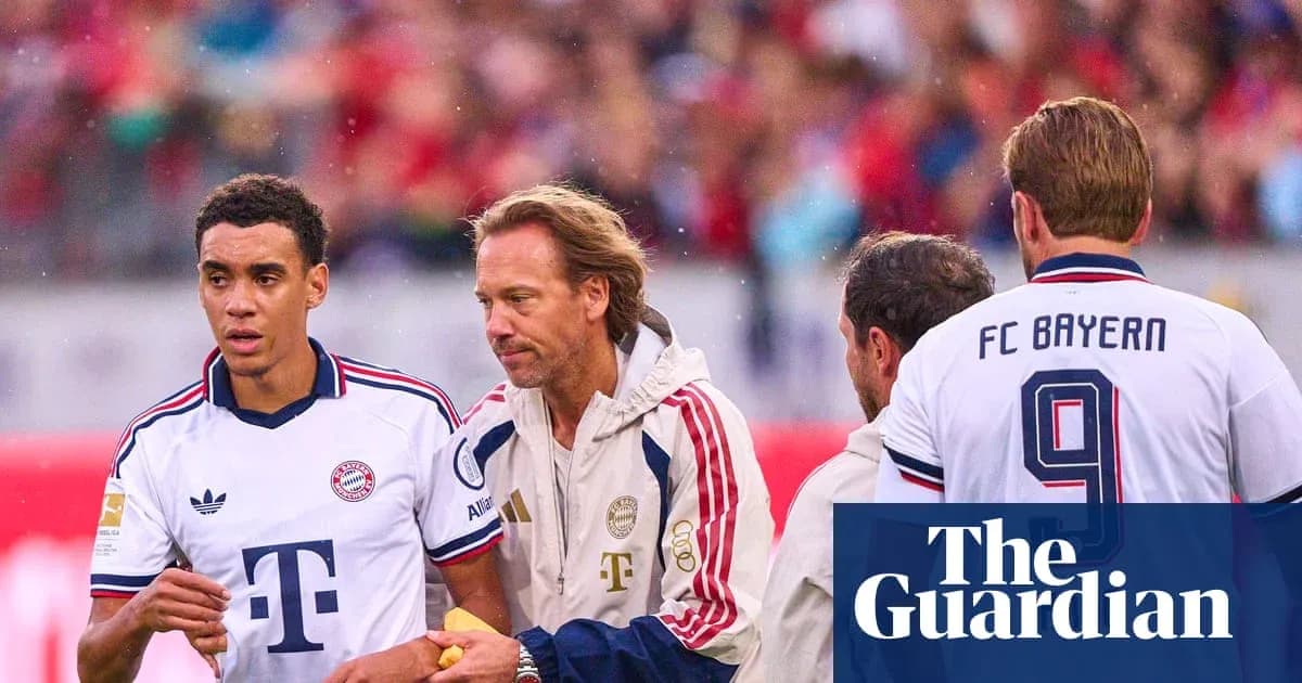 Jugador de Bayern siendo atendido por el personal médico