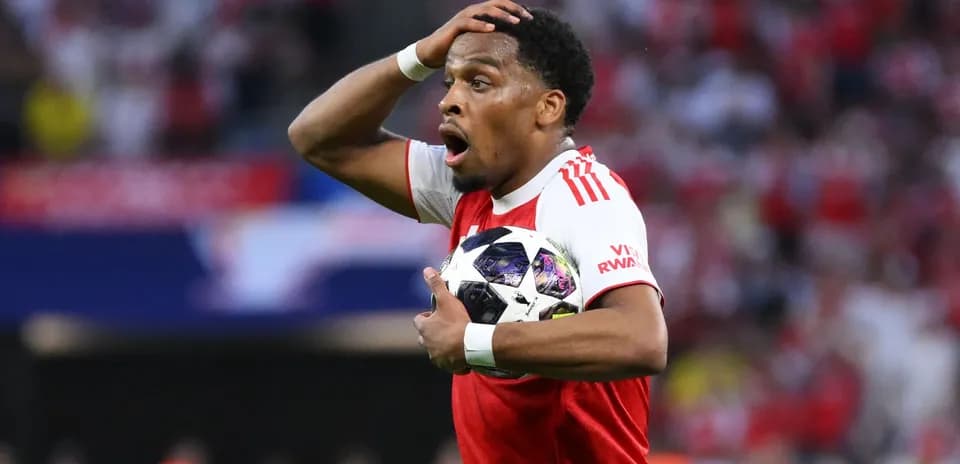 Jugador sosteniendo el balón con expresión sorprendida