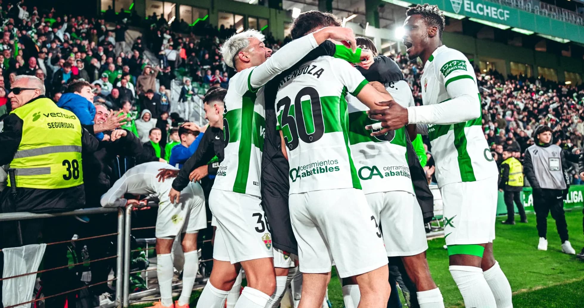Jugadores de Elche celebrando un gol