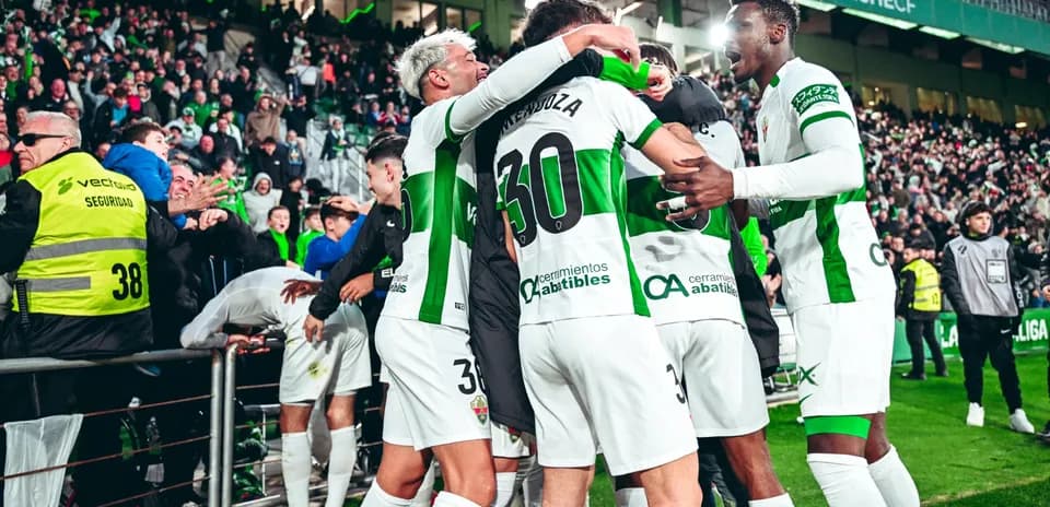 Jugadores de Elche celebrando un gol